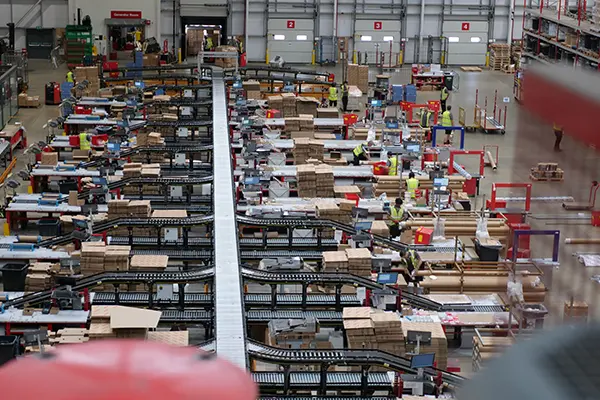 Order packing lines in fulfilment centre